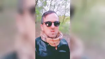 德国年轻暴露狂在柏林户外戴着阴茎环自慰