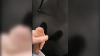 Un joven se masturba en el baño de la escuela y se corre en el aula