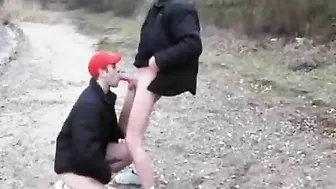 Papa baise sans capote un jeune homme en plein air