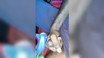 Chico negro se masturba su gran polla y dispara una carga