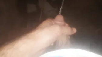 Branlette publique avec une grosse bite et éjaculation en plein air