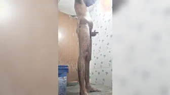 印度小鲜肉独自抚摸他的大毛鸡巴，高清画质