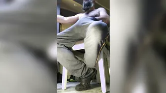 मोटा खतना न किया हुआ लड़का पोर्न देखते हुए अपना मोटा लंड हिलाता है