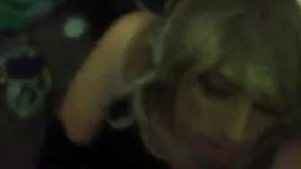 Amateur-crossdresser lutscht großen schwanz und wird hart gefickt