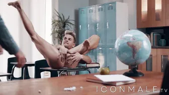 العري في الصف يؤدي إلى ثلاثي عنيف مع المعلم