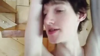Twink amador faz punheta e brincadeira anal em sessão privada