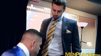 Ejecutivo en traje y corbata recibe mamada y follada anal salvaje