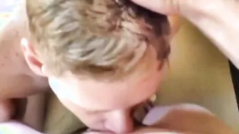Twink chupa um cara musculoso e toma uma gozada quente no rosto