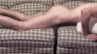 Twink se frotte sur le canapé avec un sex toy et se branle