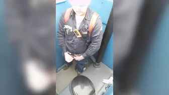 Haariger bär wichst und kommt in dixi-klo auf der arbeit