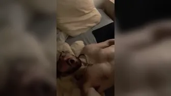 Twink serbio se folla con un consolador negro
