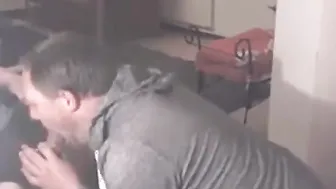 Papá barbudo se la chupan su gran polla por oso amateur