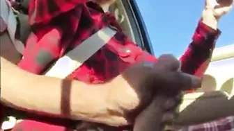 Joven se masturba y se corre en su coche