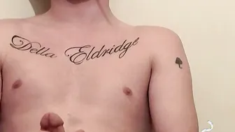Cara tatuado e bonito fuma e bate punheta com o pau duro sozinho