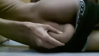 Twink saudí muestra su gran culo en v...