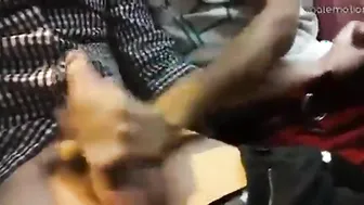 Dois amigos amadores se masturbam e g...