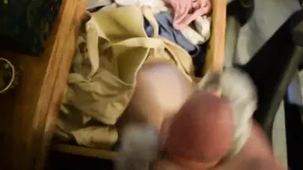 Twink wichst im höschen und spritzt auf den bh