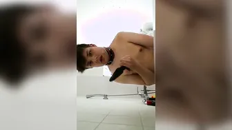 Twink steckt drei analplugs ohne gleitmittel ein und lutscht sie