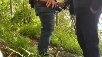 отсос и дрочка на улице с двумя парнями во время круизинга