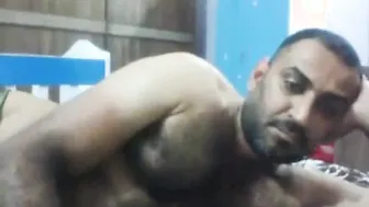 शौकिया अरब सैन्य आदमी अपने बड़े लंड को अकेले हिलाता है