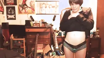 Joven travesti de pelo corto se masturba la polla blanda en webcam
