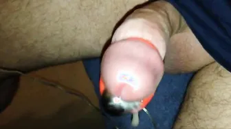 Masturbación masculina en solitario con anillo vibrador sin manos