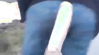 Sexo anal bareback amador ao ar livre em uma bicicleta