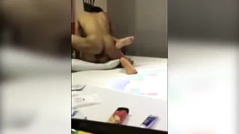 アジアの熟年男性がベッドで男の子をコンドームなしで犯し種付けする