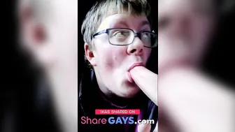Amigos twink aproveitam boquete e sexo anal ao ar livre
