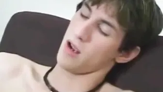 Twink recibe un masaje sensual y una paja a pelo