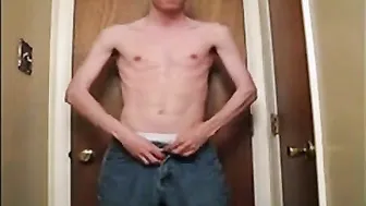 Twink magro amador se masturba em vídeo de punheta solo