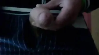 Twink amador e urso batem punheta juntos e gozam cargas grossas