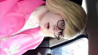 Joli travesti se masturbe et jouit en voiture