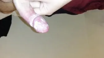 رجل هوائي غير مختون يعرض زبه المتغطي بالجبن بعد أسبوع دون غسل