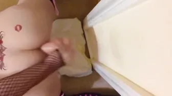 Crossdresser amador monta consolo grande na parede para treino anal