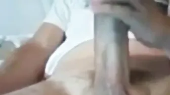 Jeune canadien bien membré branle sa grosse bite et éjacule une éno...