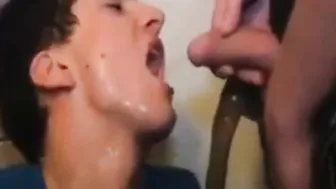 Séance bdsm de jeux de pisse et branlette pour twink