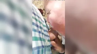 Urso mais velho chupa um grande pau latino em encontro amador