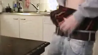 Twink sagger bate punheta e goza na mesa