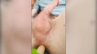 Twink estica seu buraco com um grande vibrador de madeira