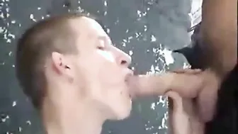 Soldado ruso usa a un joven como jugu...