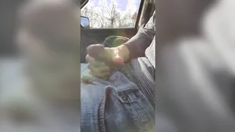 Twink se masturba e goza enquanto dirige na estrada