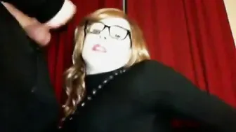 Crossdresser amador masturba seu pau duro na câmera ao vivo