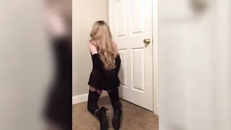 Sissy crossdresser em vestido de licra e meias algemado