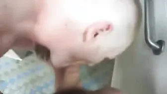 Ours amateur suce un inconnu sous la douche des hommes