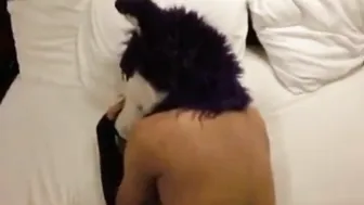 Twink arranhando os lençóis durante anal interracial hardcore