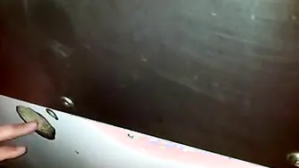 ट्विंक ग्लोरी होल में लंड चूसता है और सह निगलता है