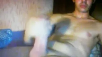 Joven turco depilado se masturba su polla gruesa en webcam
