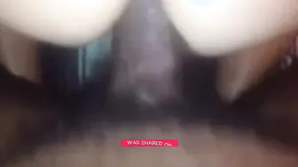 Black bien monté anonyme baise à cru un blanc dans une chambre de m...