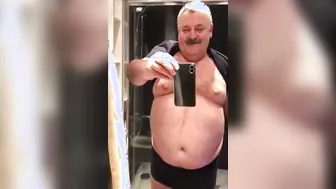 Papai urso peludo tira a roupa e provoca em solo amador